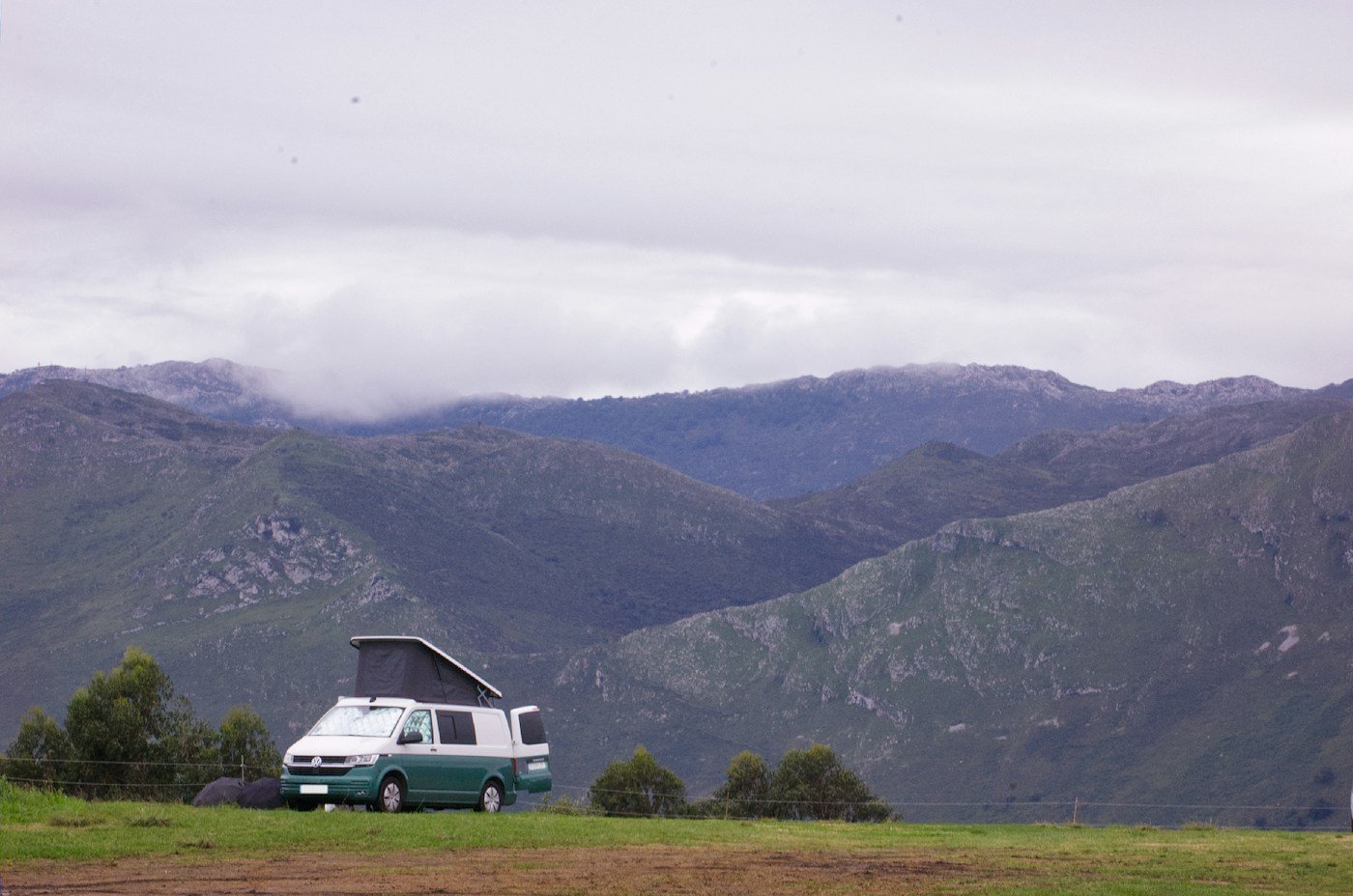 Camper en las montañas de Asturias durante una ruta por España