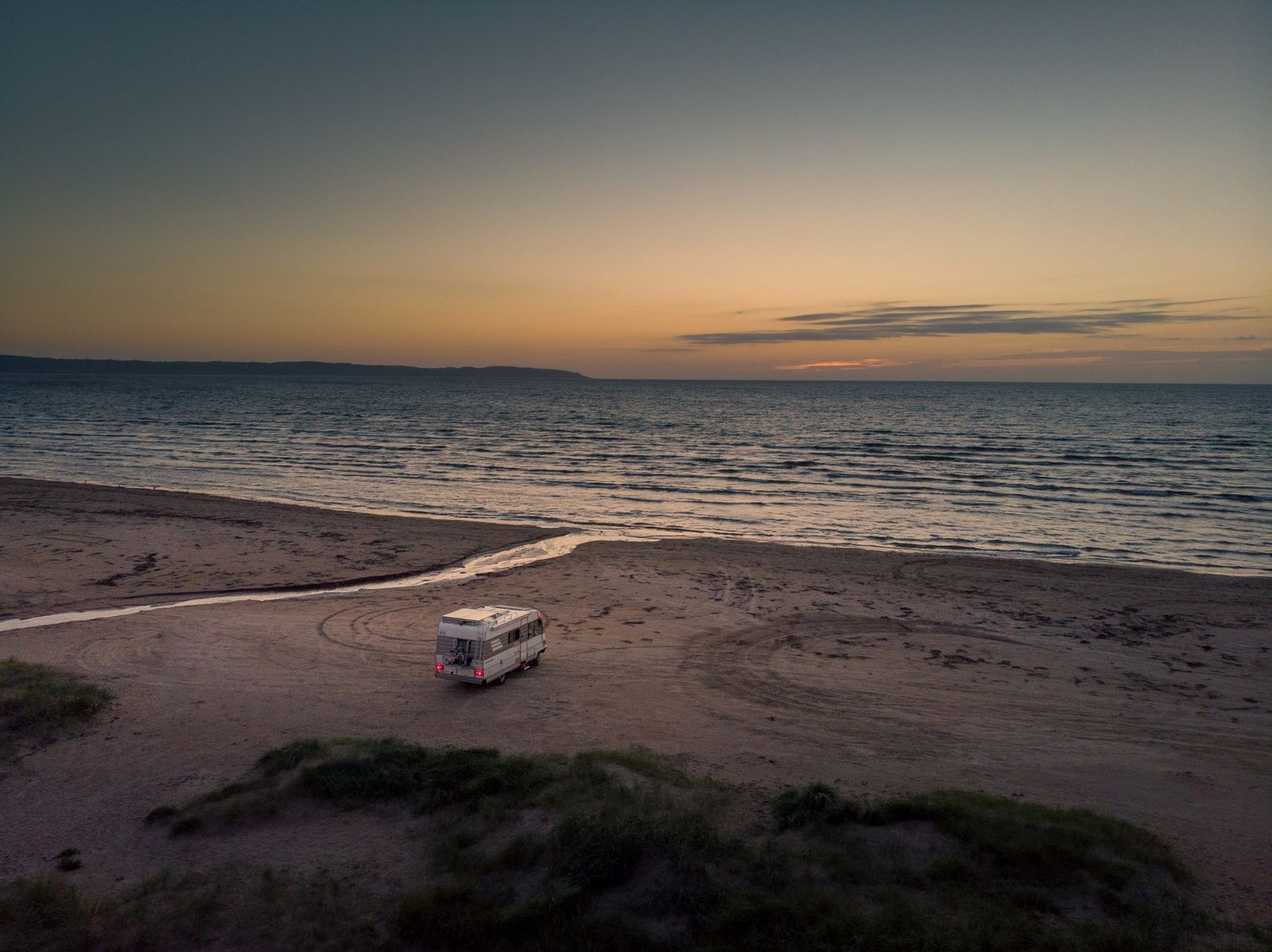 Camper a orillas del mar en Suecia al atardecer, fotografía editorial que no representa un modelo Roller Team