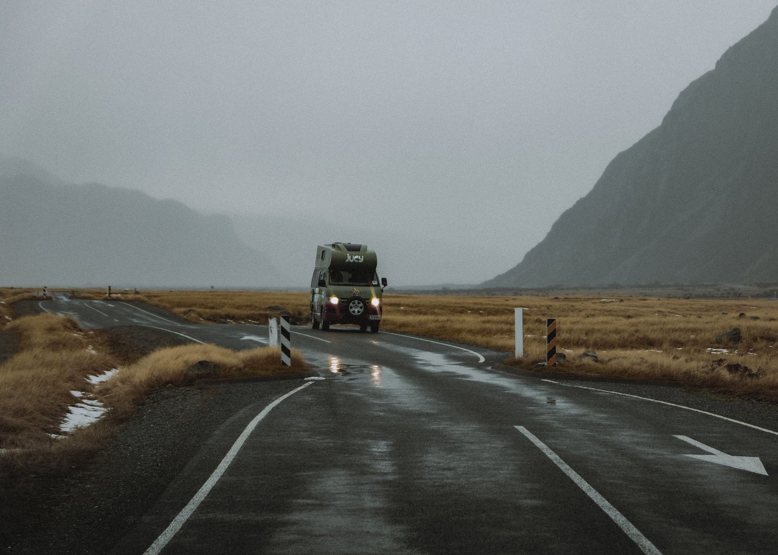 Vehículo de viaje y paisaje natural durante una ruta camper